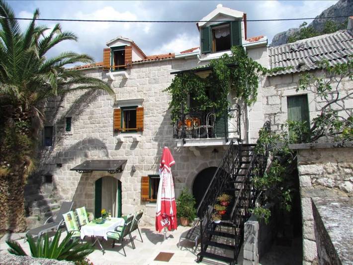 Mit Blick auf das Wasser in Podgora, Rivera de Makarska
