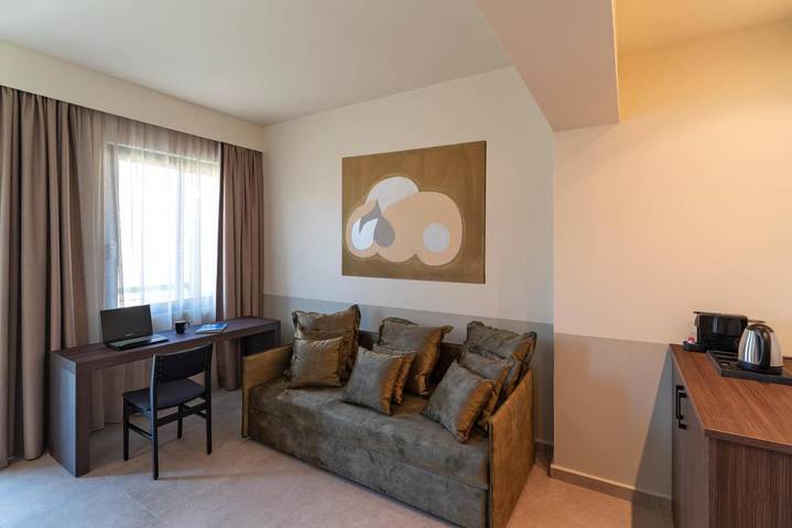 Appart’hôtel pour 2 personnes, avec Balcon et Terrasse ainsi que Jardin et Piscine
