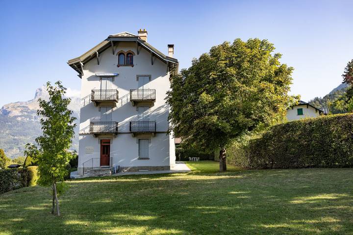 Gîte pour 4 personnes, avec vue sur le lac ainsi que jardin et balcon dans Thermes de Saint Gervais les Bains