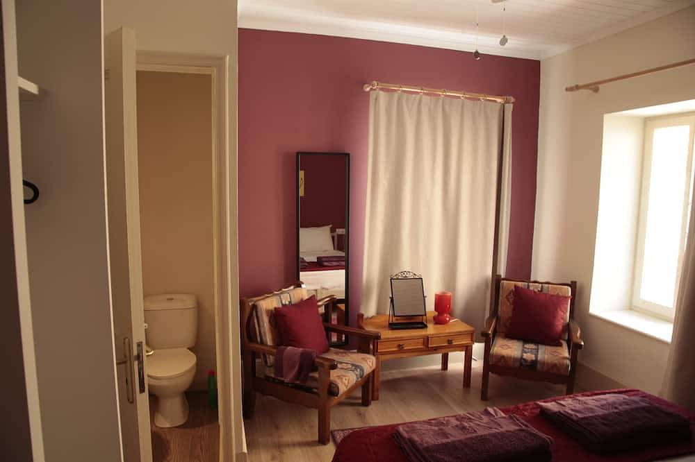 Entire apartment, Tudors Garden Villa Rhodes.Garden apart Beach & Old Town 8 mins walk, Sea view in Rhodos City, Rhodes