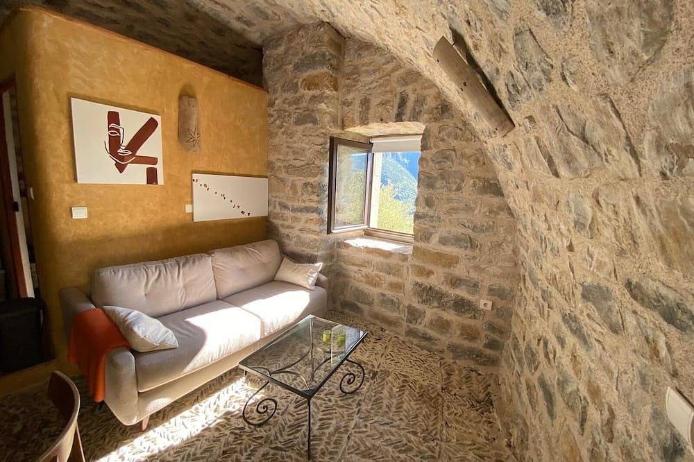 Entire apartment, Gîte Calades: Tarn stone and pebble flooring, Tarn view terrace under the vine! in Rivière-sur-Tarn, Parc naturel régional des Grands Causses