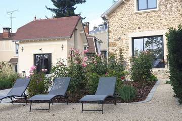 Gîte pour 6 personnes, avec jardin dans Senlisse