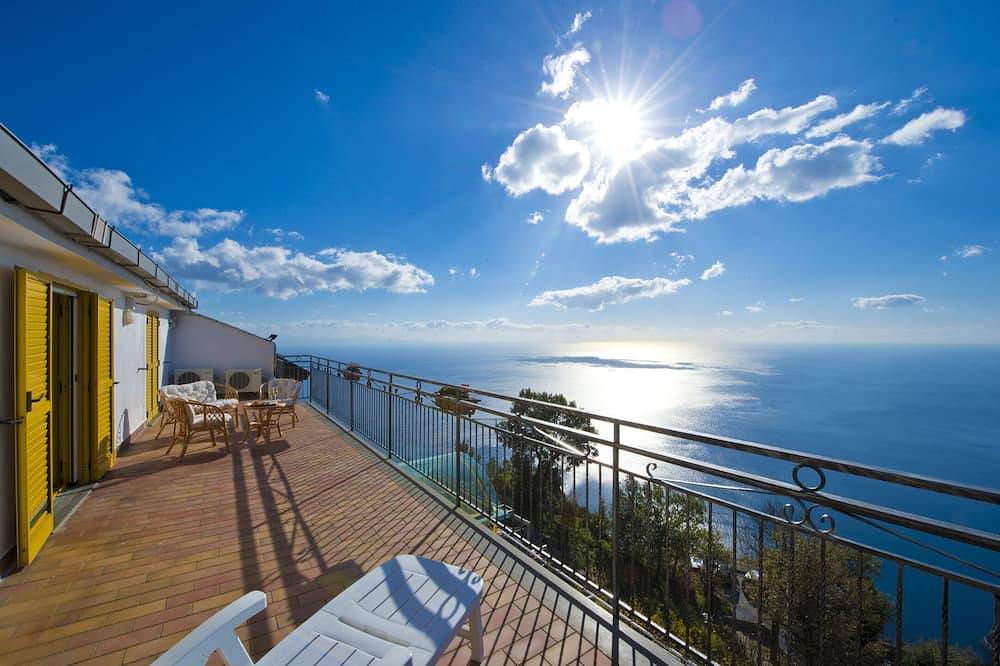 Wonderful Property with Beautiful Sea View Terraces and Jacuzzi in San Michele (Salerno), Amalfiküste