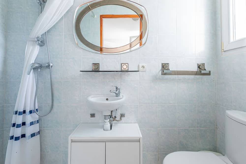 Entire apartment, Air conditioned studio close to free parking, shopings and beaches in Carqueiranne, Mediterranean Coast (France)