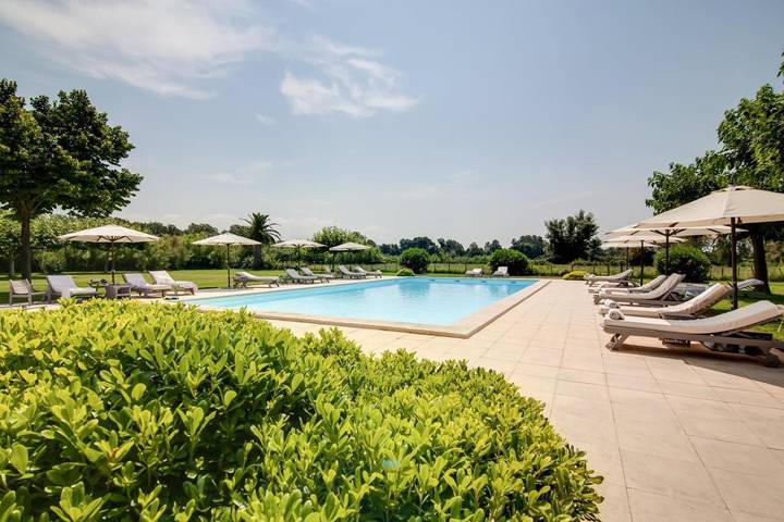 Hôtel pour 2 personnes, avec jardin et piscine, animaux acceptés dans Le Sambuc - 4