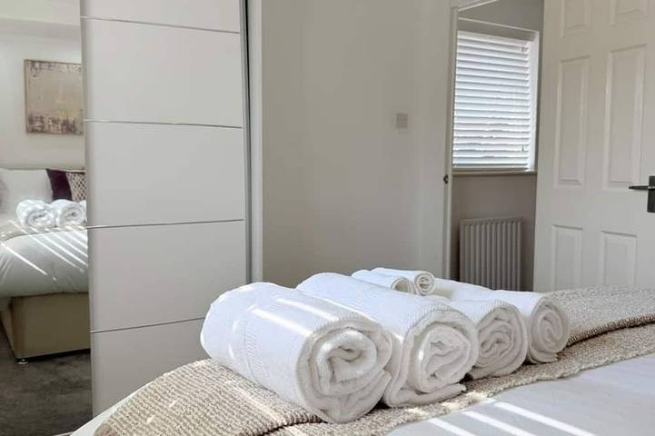 Maison 2 chambres à Luton, 4 couchages, jardin & 2 parkings privés in Luton, Chiltern Hills