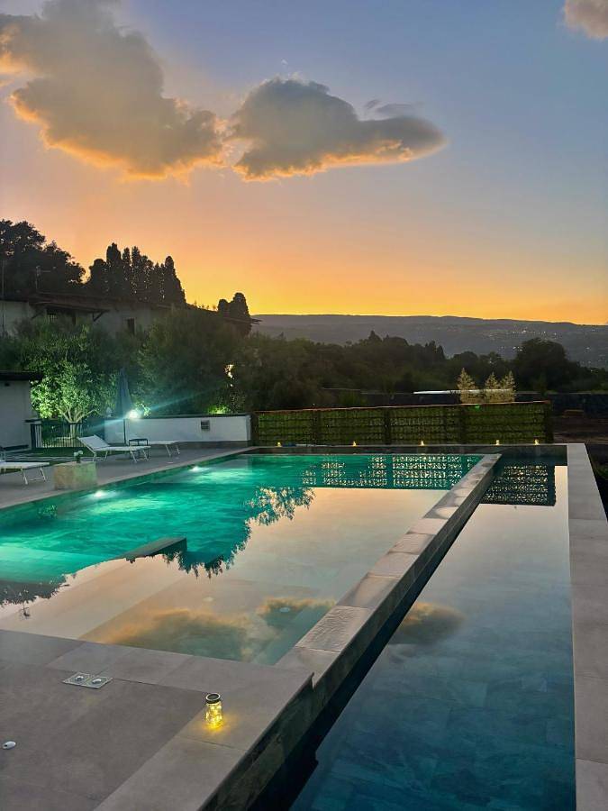 Agriturismo per 3 persone, con giardino e piscina nonché idromassaggio e balcone sull' Etna