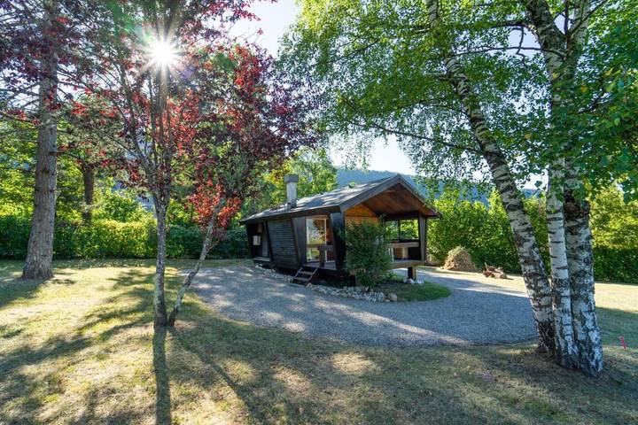 Chalet pour 2 personnes, avec Balcon et Terrasse ainsi que Jardin et Vue sur le Lac d'Annecy