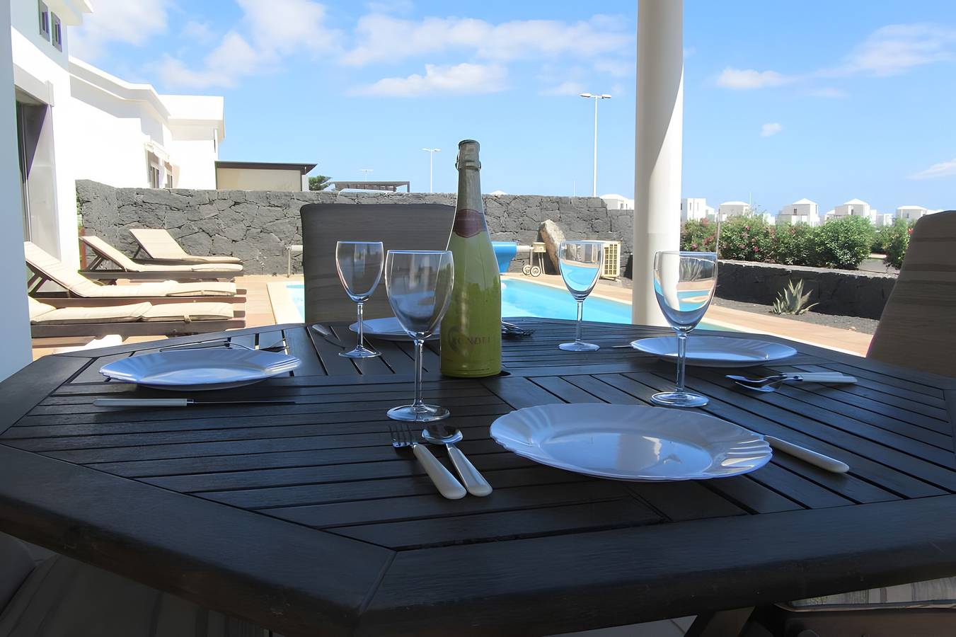 Apartamento entero, Villa en primera línea en La Goleta con piscina privada climatizada y Wi-Fi gratuito in Montaña Roja, Yaiza