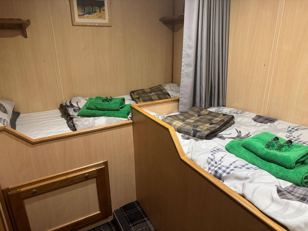 Nova Spero Boat & Breakfast - Caledonian Canal in Nevis Range, Fort William