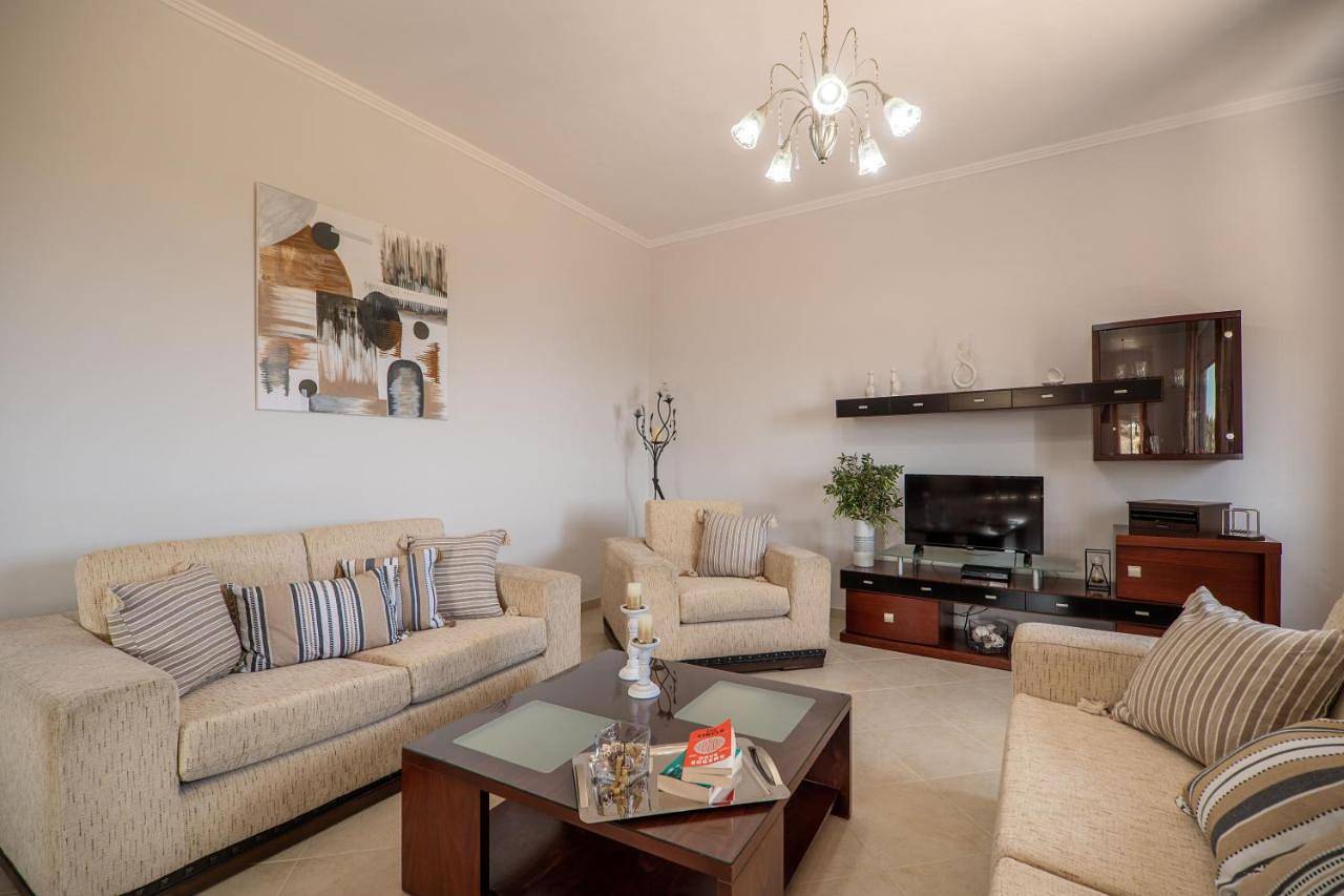 Serenitas, family house with great views in Chania i okolice