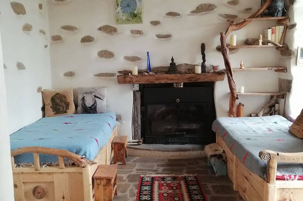 Altes Bauernhaus, geräumige offene Küche, ein Zimmer mit zwei Einzelbetten und ein Schlafzimmer mit einem Doppelbett im Schuppen neben dem Haus; Badezimmer mit Wc und Dusche in Ikaria