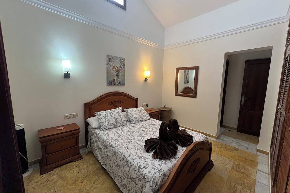 Casa Bonita, Faro Park villa with private pool in Montaña Roja, Yaiza
