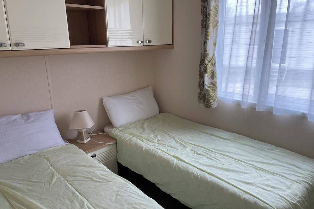 Larkspur lovely dog friendly caravan at Rockley Park, Poole Harbour, Dorset. in Poole, Poole Harbour