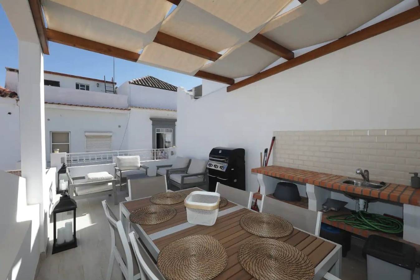 Casa vacanze 'Bougainvillea' con terrazza privata, Wi-Fi e aria condizionata in Tavira, Tavira (Santa Maria)