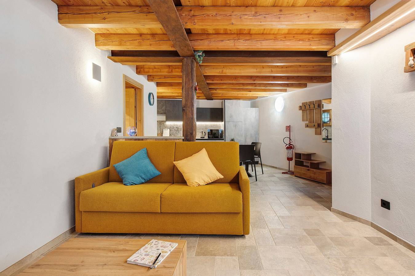 Appartement entier, Appartement 'La Mèizòn' avec vue montagne, jardin commun et Wi-Fi in Rhêmes-Notre-Dame, Massif du Ruitor