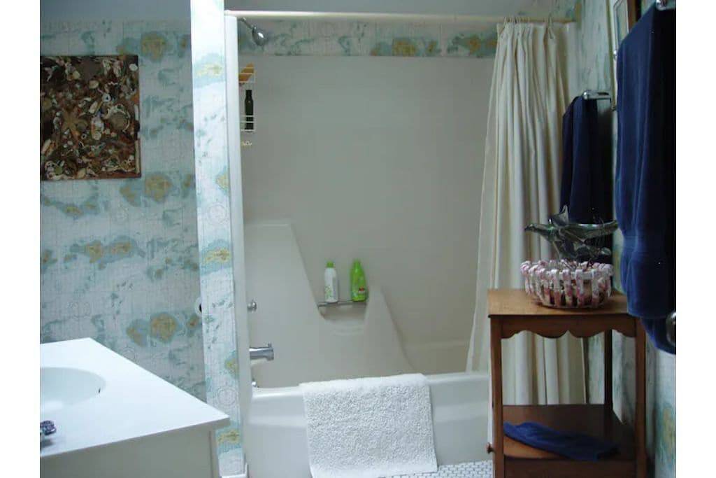 A spacious Treetops Reunion/ Retreat/Event venue! Sleeps 10-12. Seasonal Pool! in Guilford, Connecticut