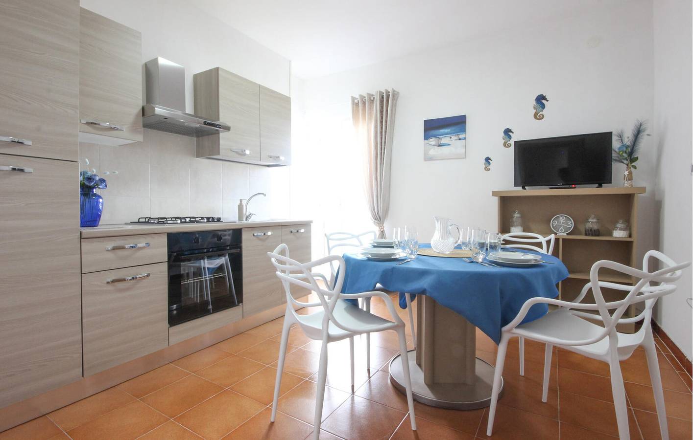 Apartamento vacacional entero, Apartamento con vistas panorámicas, aparcamiento, cocina y sofá cama, a 1 km de la playa. in Castellabate, Cilento