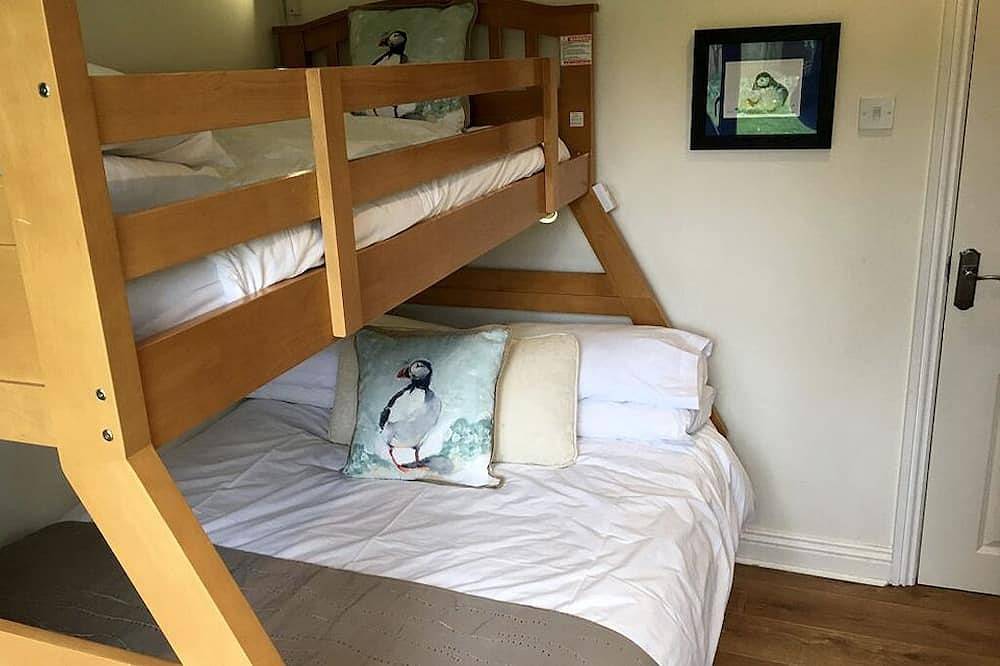 Cottage in Alnmouth, parking, garden, tree house, bike shed. Beach - 5 min walk. in Alnmouth, Northumberland