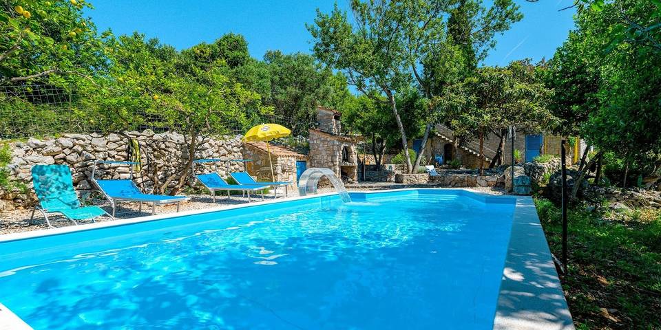 Ferienhaus für 5 Personen, mit Balkon/Terrasse und Garten sowie Pool in Veli Losinj