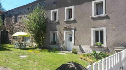 Gîte pour 12 personnes, avec terrasse et jardin, animaux acceptés à Landos