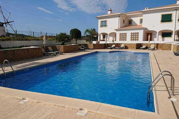 Luxuriöse und geräumige 3-Bett-Ende der Terrasse Linked Villa mit großem Pool in Budens, Faro Distrikt
