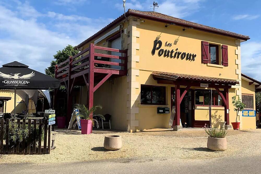 Camping les Poutiroux **** - Mobilhome 3 Chambres avec terrasse couverte 6 personnes in Limeuil, Périgord Pourpre