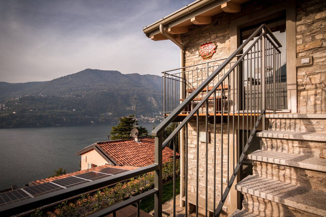 Ganze Wohnung, Apartment 'Loft und Veranda am Comer See' mit Seeblick, Wlan und Klimaanlage in Mezzovico (Blevio), Blevio