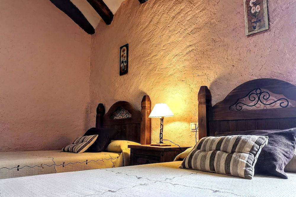 Auténtica casa de campo con jardín in Cella, Provincia de Teruel