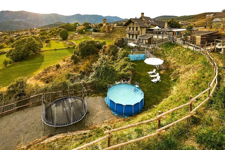 Apartamento para 18 personas, con Balcón y Terraza además de Jardín y Piscina para niños en Fanlo