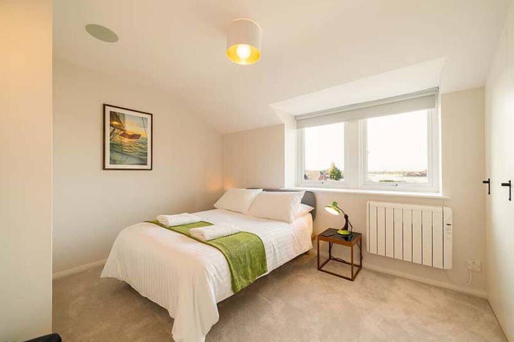 Rampart View -  a house that sleeps 6 guests  in 3 bedrooms in Gosport, Hampshire