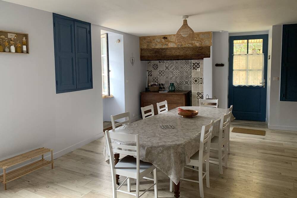 Authentique maison en pierre dans un village typique au pied d'un château! in Berbiguières, Périgord Noir