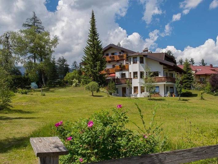Ferienwohnung für 7 Personen, mit Balkon und Terrasse sowie Garten und Ausblick in Seefeld in Tirol