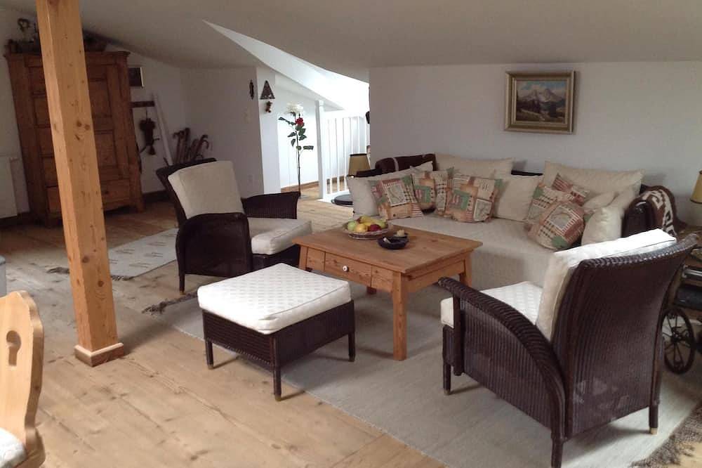 Ganze Wohnung, Neu renovierte geräumige Dachwohnung in einem wunderschönen Salzburger Landhaus in Großgmain, Bezirk Salzburg-Umgebung