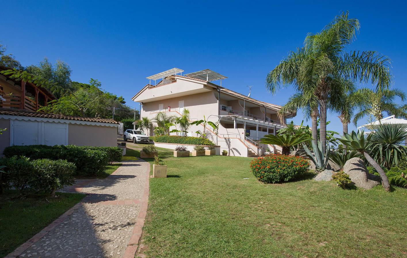 Appartement de vacances entier, Condo en bord de mer : piscine, climatisation, parking, terrasse et cuisine in Faro Capo Vaticano, Province de Vibo Valentia