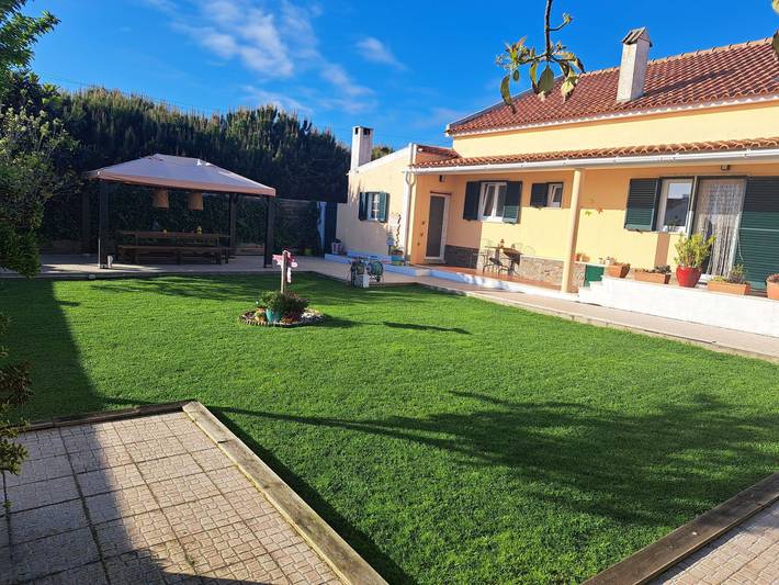 Casa de férias para 10 pessoas, com Terraço e Jardim em Magoito