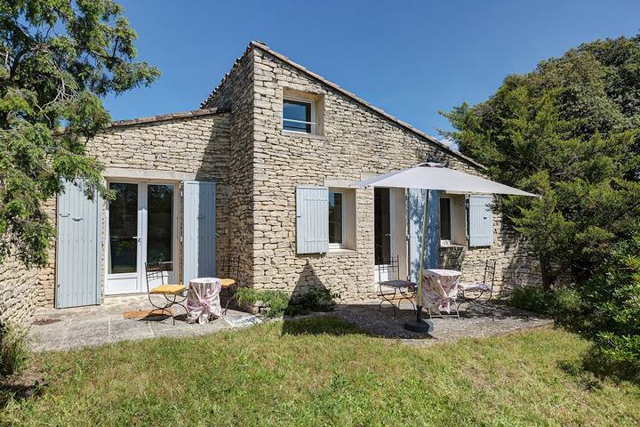 Gîte pour 6 personnes, avec terrasse ainsi que piscine et jardin à Gordes - 2