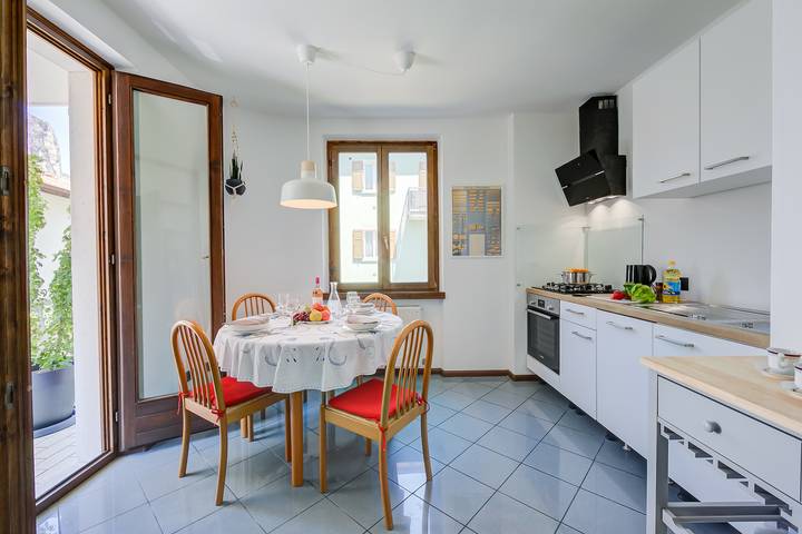 Ganze Wohnung, The Rock View with Balcony and Parking in Arco, Gardasee-Berge