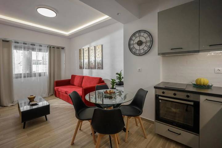 Appartement entier, Appartement 'Polisher' avec terrasse partagée, Wi-Fi et climatisation in Région d'Iraklio-Héraklion