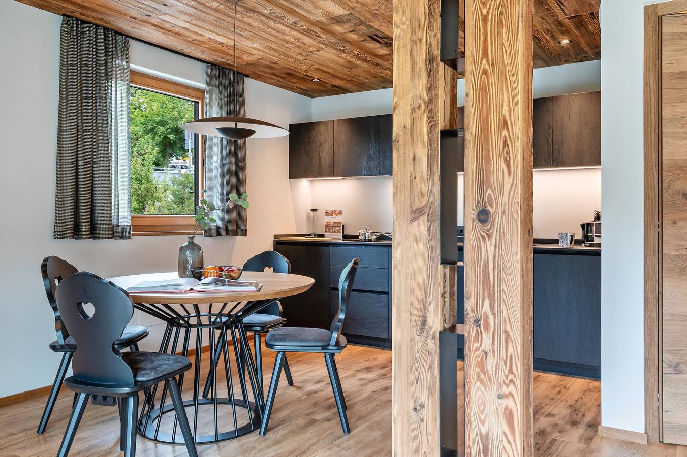 Appartamento intero, Villa Sofia Appartamento 'O' con vista sulle montagne, terrazza privata e Wi-Fi in Plan da Tieja, Selva di Val Gardena