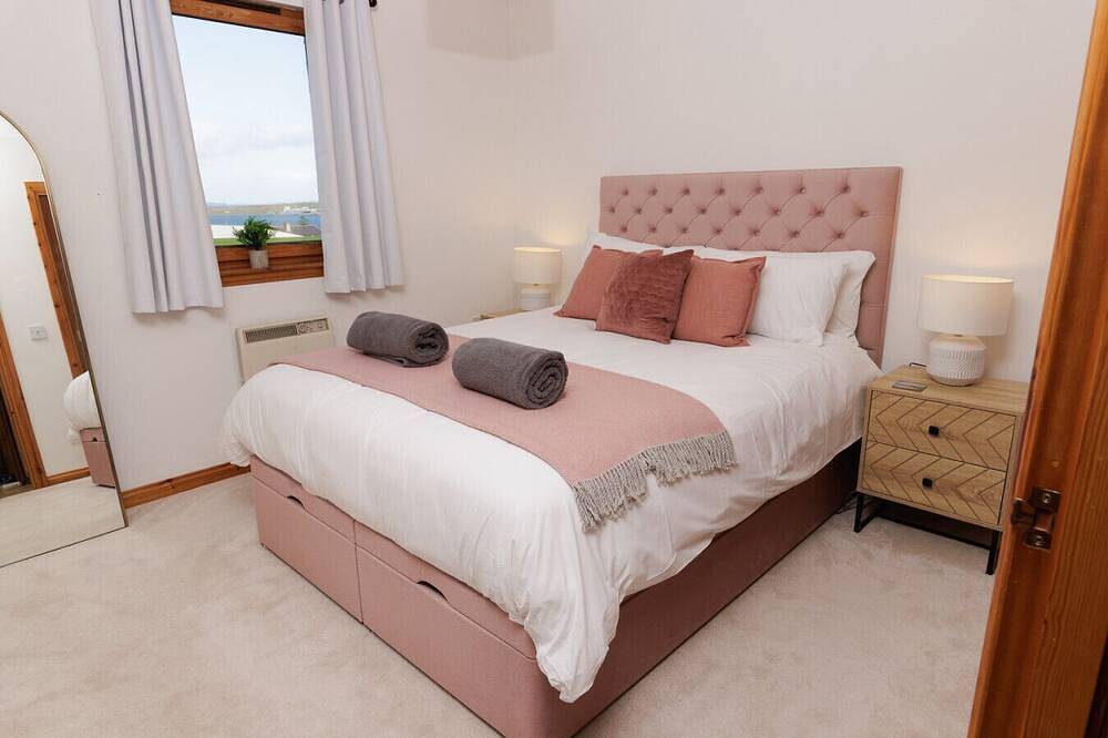 Ganze Wohnung, New to Vrbo: Bright & Stylish Central Lerwick Apt With Parking in Shetland Inseln