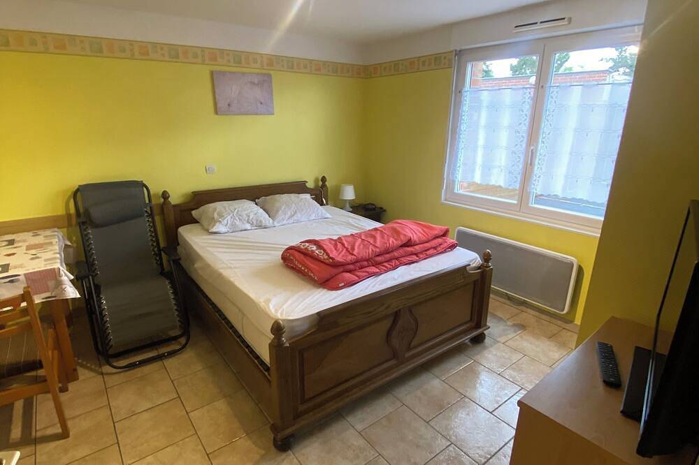 Entire apartment, Ground-floor studio 2.5 kilometers from town center in Saint-Amand-les-Eaux, Valenciennes region