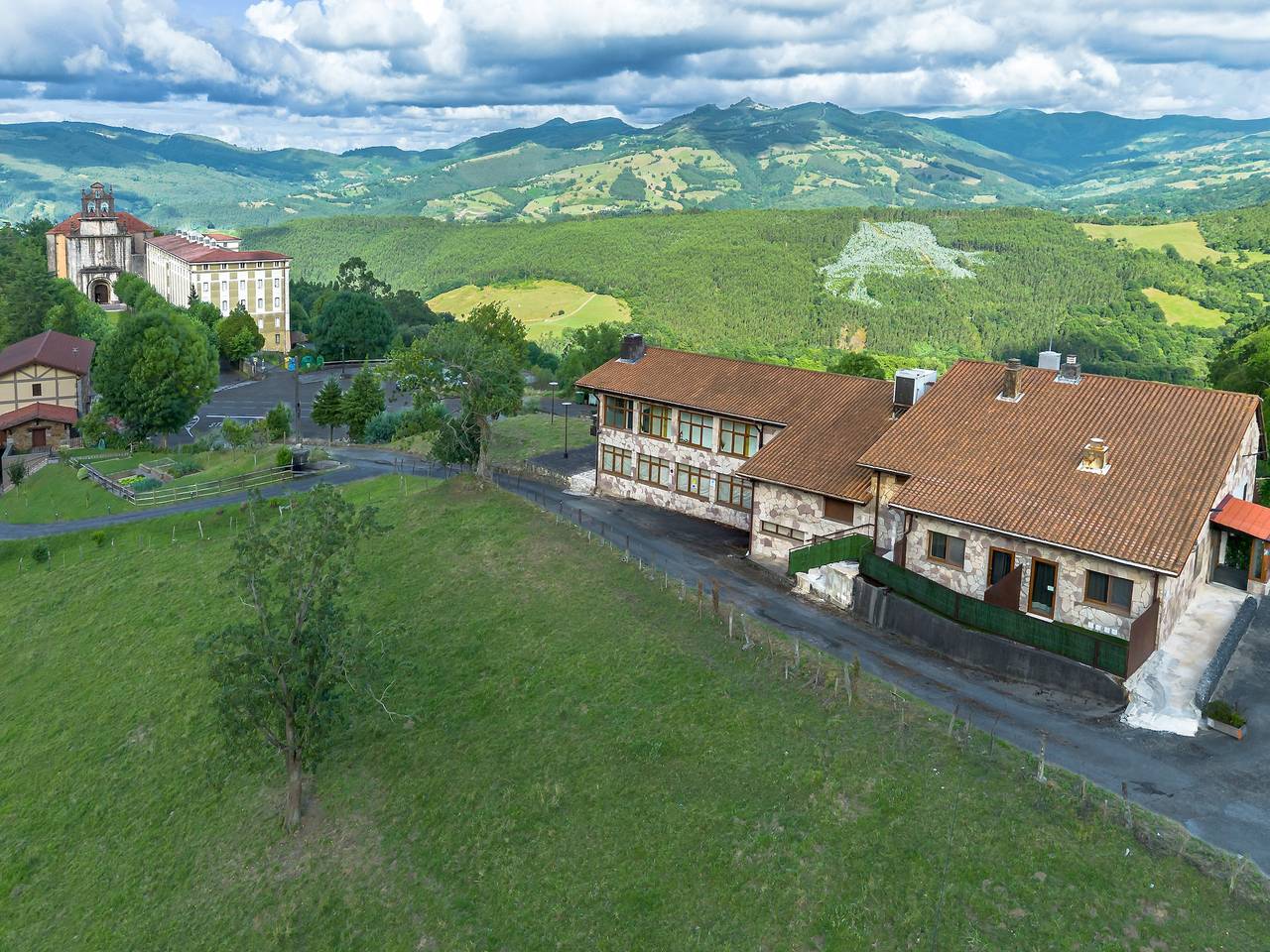 Apartamento entero, Alojamientos La Aparecida con vistas a la montaña, balcón y Wi-Fi in Ampuero , Costa de Cantabria