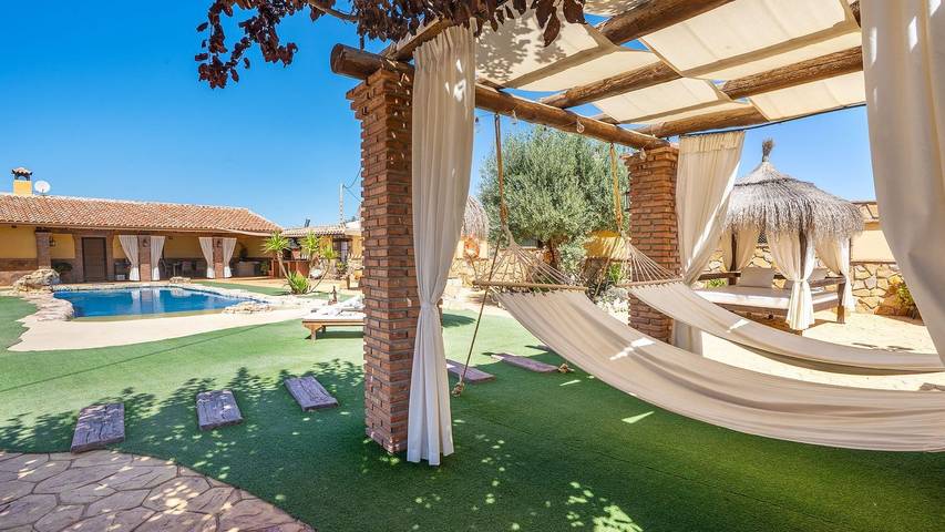 Chalet para 13 personas, con balcón/terraza y piscina en Loja - 3