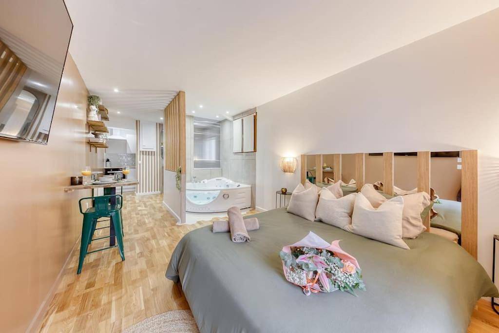 Appartement entier, Love Life Room-Jacuzzi-Netflix-Accès-24/7-Privé in Étampes, Essonne