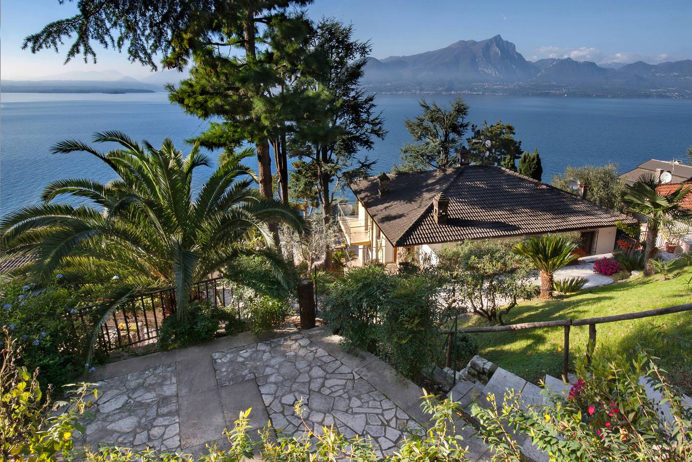 Villa Vista Lago With Pool in Torri del Benaco, Montañas Garda