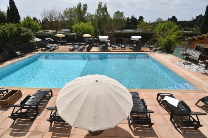 Gîte pour 4 personnes, avec jacuzzi à Noves
