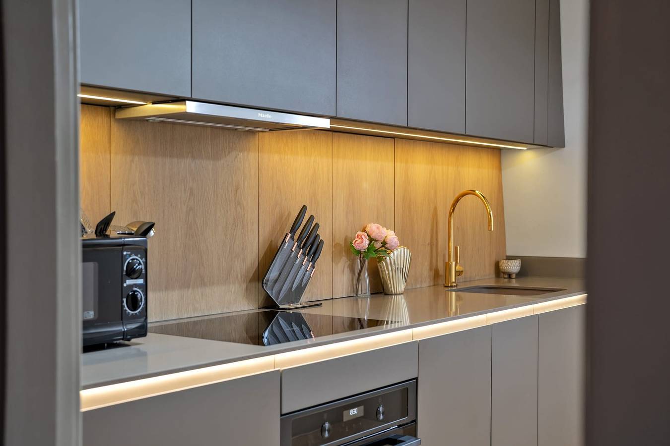 Entire apartment, Deluxe-2bedroom apartment behind Harrods w Ac in Kensington and Chelsea, London