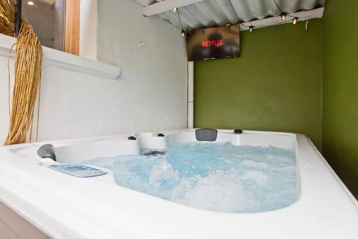 Ferienwohnung für 4 Personen, mit Whirlpool und Terrasse sowie Pool