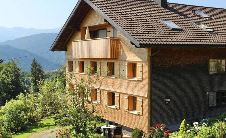 Ferienwohnung für 10 Personen, mit Balkon und Terrasse sowie Garten und Sauna in Schwarzenberg
